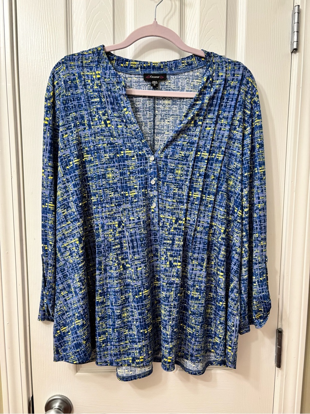 Cocomo Plus Size 1X Blue Abstract Print Roll Tab Sleeve Henley Tunic Blouse Top - Picture 2 of 7